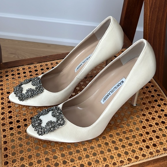 Manolo Blahnik Hangisi Champagne Satin Jewel Buckle Pumps size 37 - Picture 8 of 8